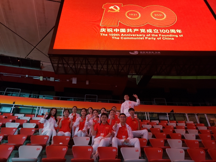 能源师生参加《伟大征程》演出鸟巢合影 能源师生参加《伟大征程》演出鸟巢合影